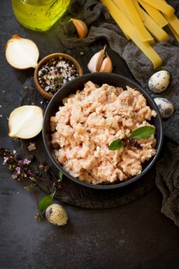 Kıyma, makarna ve kıyma pişirmek için malzemeler bir 