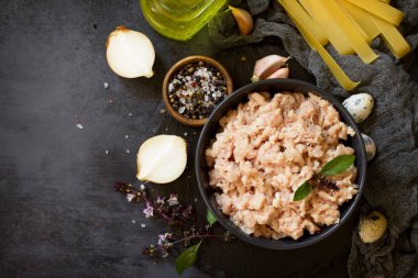 Kıyma, makarna ve kıyma pişirmek için malzemeler bir 