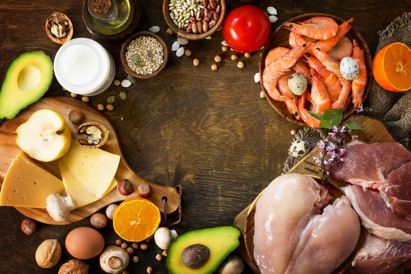 平衡的食物背景。蛋白质食品、水果、果汁和植物 — 图库照片