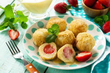 Taze çilek ile süzme peynir köfte, ekşi ile servis