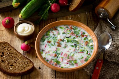 Lezzetli yaz yemeği. İlkbahar-yaz yoğurt soğuk çorba taze v