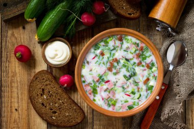 Lezzetli yaz yemeği. İlkbahar-yaz yoğurt soğuk çorba taze v