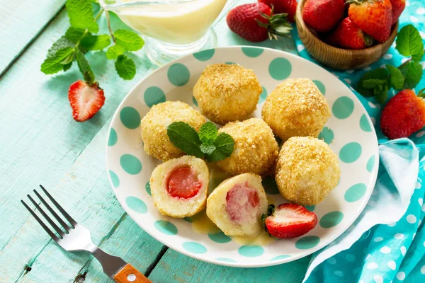 Bolinhos de queijo cottage com morango fresco, servidos com azedo — Fotografia de Stock