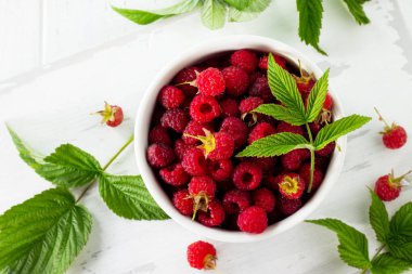 Mutfak ahşap masada Berry ahududu. Konsept meyve des