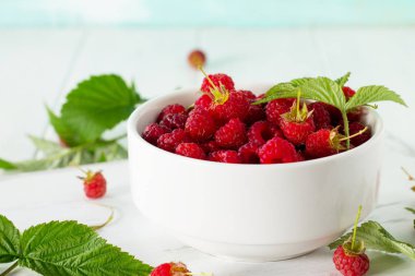 Mutfak ahşap masada Berry ahududu. Konsept meyve des