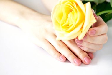 Pembe cila izole ile güzel manikürlü kadın tırnakları. Nai