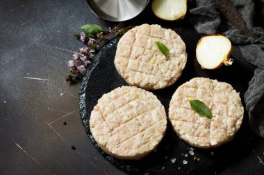 Ev yapımı hamburger pişirme için sığır eti ham taze pirzola burger 