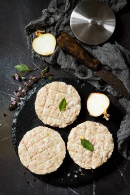 Ev yapımı hamburger pişirme için sığır eti ham taze pirzola burger 