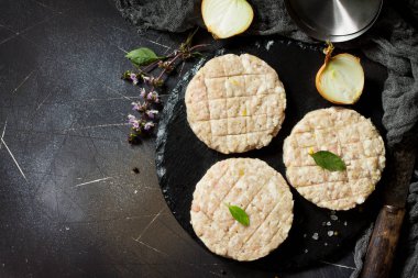 Ev yapımı hamburger pişirme için sığır eti ham taze pirzola burger 