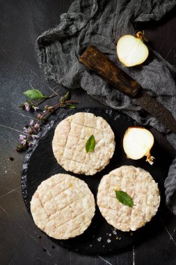 Ev yapımı hamburger pişirme için sığır eti ham taze pirzola burger 