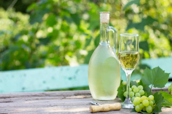 Weinhintergrund, Weinkonzept. Weißweinflaschen auf Holztisch — Stockfoto