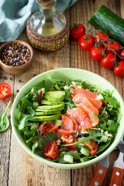 Menù dietetico, cibo vegano. Insalata sana con quinoa, rucola, tomat — Foto Stock