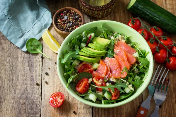 Menú de dieta, comida vegana. Ensalada saludable con quinua, rúcula, tomate —  Fotos de Stock
