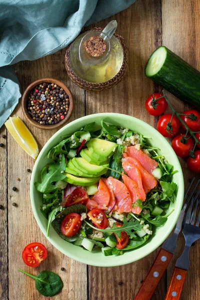 Diétás menü, vegán ételek. Egészséges saláta quinoa, arugula, tomat — Stock Fotó