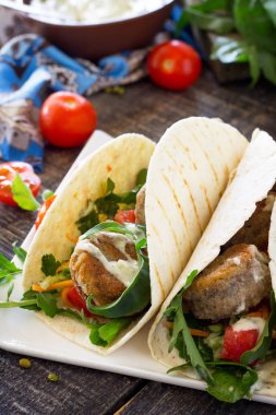 Falafel ve taze sa ile lezzetli taze ev yapımı tortilla şal