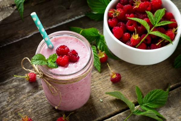 Malinový ovocný jogurt nebo mléčný koktejl ve skleněné nádobě na — Stock fotografie