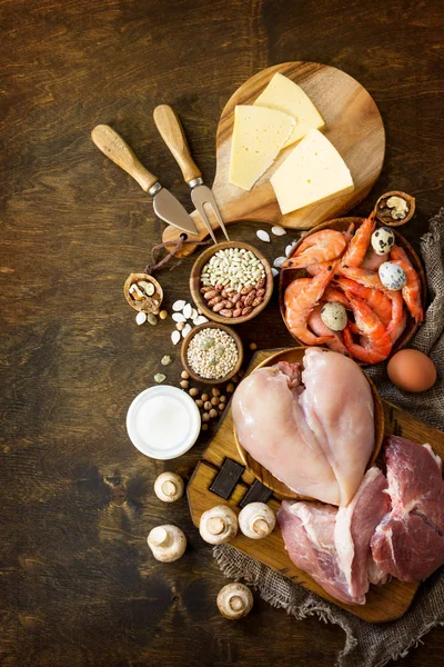 Fondo alimenticio equilibrado. Alimentos proteicos en un respaldo rústico de madera — Foto de Stock