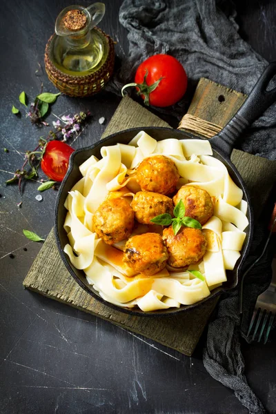 Fettuccine pasta en zelfgemaakte gehaktballetjes van rundvlees in tomatensaus in — Stockfoto