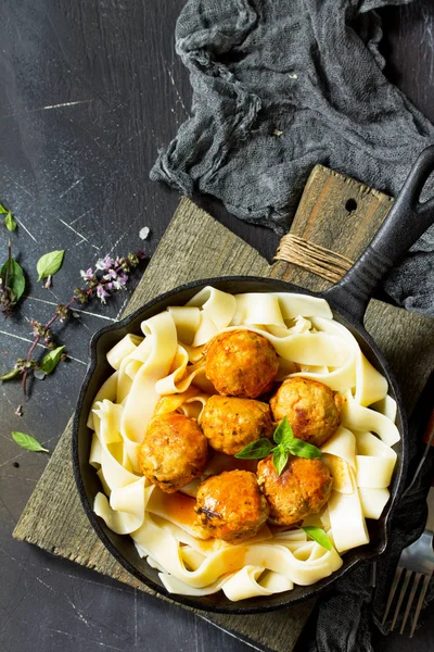 Fettuccine pasta en zelfgemaakte gehaktballetjes van rundvlees in tomatensaus in — Stockfoto