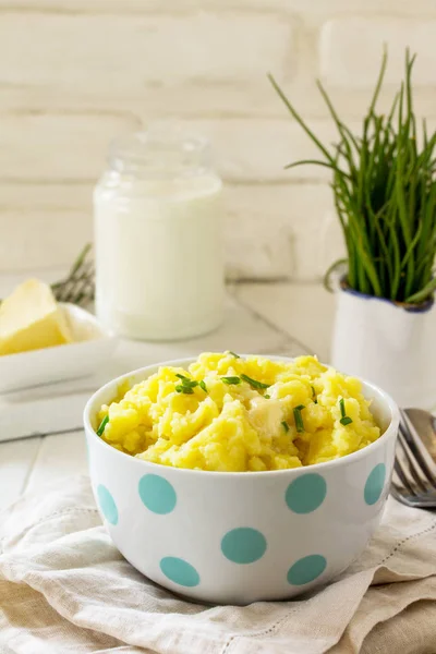 Kartoffelpüree in Schüssel mit Butter und Milch auf weißem Holzboden — Stockfoto