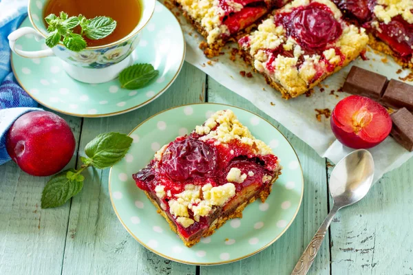 Sweet pie, tart with fresh plum. Delicious cake with plum on kit — Stock Photo, Image
