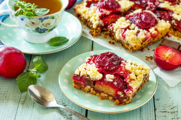 Sweet pie, tart with chocolate and fresh plum. Delicious cake wi — Stock Photo, Image