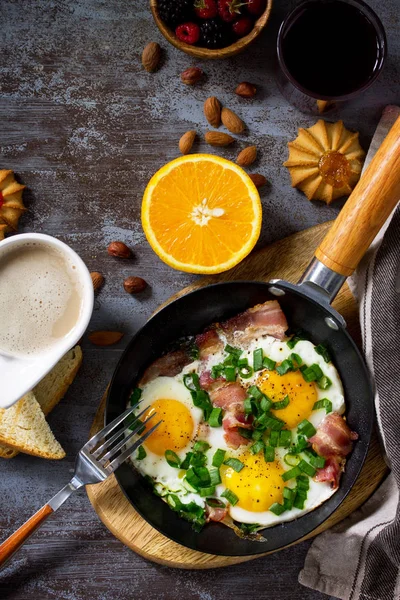 Pastırma, kahve, çilek, kurabiye, n ile kahvaltı omlet çırpılmış yumurta — Stok fotoğraf