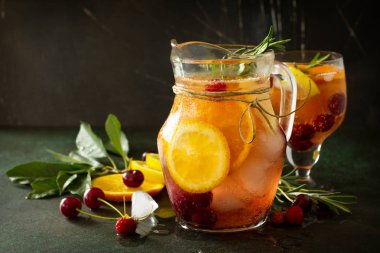 Ev yapımı ferahlatıcı şarap sangria veya meyve ile yumruk. Sangria c