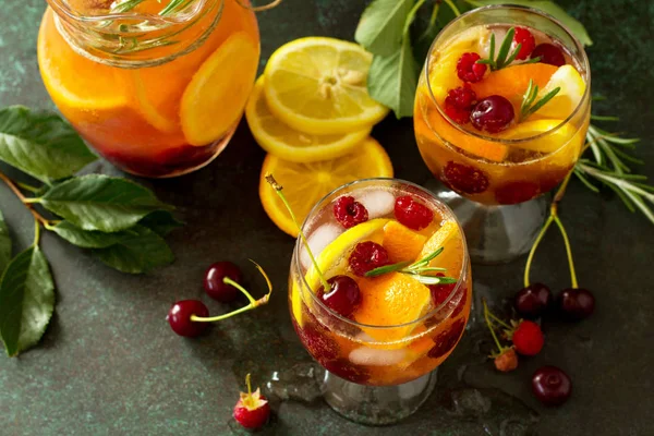 Sangria de vinho refrescante caseiro ou soco com frutas. Sangria c — Fotografia de Stock