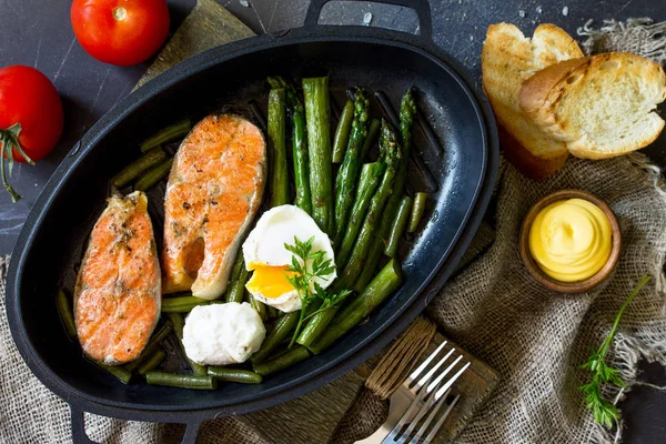 Steak de saumon grillé aux asperges, œuf poché dans une friture — Photo