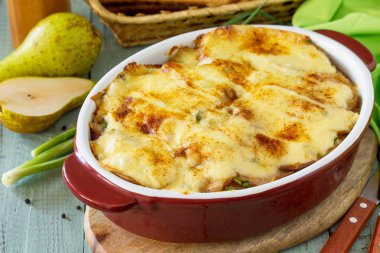 Armut, raclette peyniri ve pastırma ile patates graten rustik wo