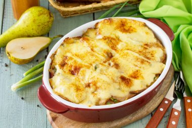 Armut, raclette peyniri ve pastırma ile patates graten rustik wo