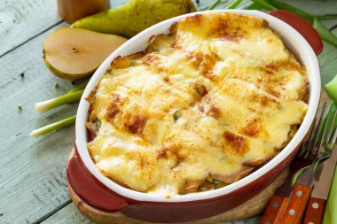Armut, raclette peyniri ve pastırma ile patates graten rustik wo
