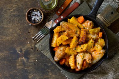 Rustik ahşap masada karamelize armut ile tavuk güveç. Ücret -siz 