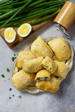 Geleneksel Rus mutfağı. Hafif pies yumurta ve yeşil soğan 
