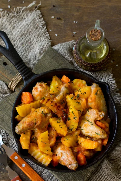 Rustik ahşap masada karamelize armut ile tavuk güveç. 