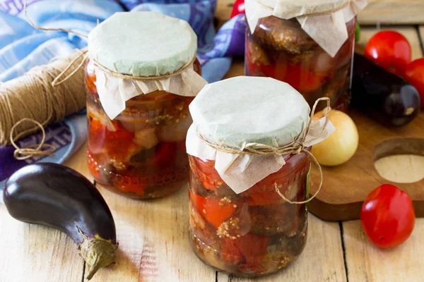 Domácí konzervace. Salát z lilku se zeleninou na kitchi — Stock fotografie