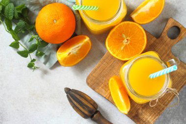 Portakaldan yapılmış ferahlatıcı meyve suyu, bir taş veya kayrak üzerinde soğuk içecek 