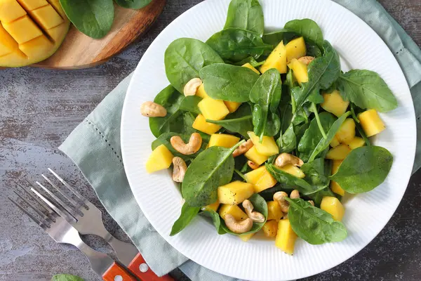Diet menu, Vegan food. Healthy salad with spinach, mango, pecan — Stock Photo, Image
