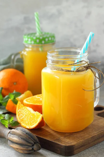 Portakaldan yapılmış ferahlatıcı meyve suyu, bir taş veya kayrak üzerinde soğuk içecek 