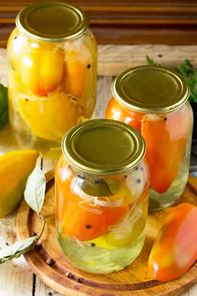 Conservación casera. Pimienta búlgara rellena de verduras en —  Fotos de Stock