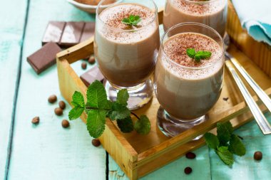 Mutfak ahşap arka plan üzerinde ev yapımı çikolata-fındık mus. 