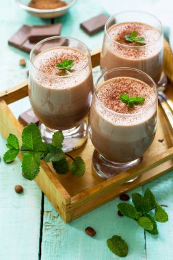 Mutfak ahşap arka plan üzerinde ev yapımı çikolata-fındık mus. 