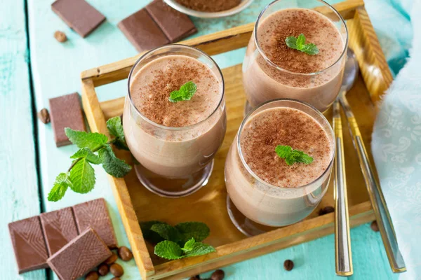 Hausgemachtes Schokolade-Nuss-Mousse auf dem hölzernen Hintergrund der Küche. — Stockfoto