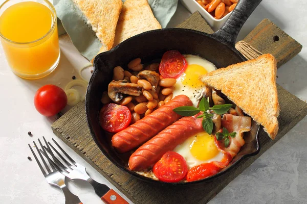 Pastırma, fasulye, mantar ile İngilizce omlet kahvaltı — Stok fotoğraf