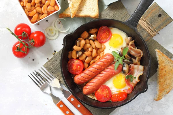 Pastırma, fasulye, mantar ile İngilizce omlet kahvaltı — Stok fotoğraf