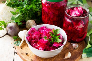 Ev yapımı koruma. Mayalanmış yiyecek. Pancarlı Salata Lahanası