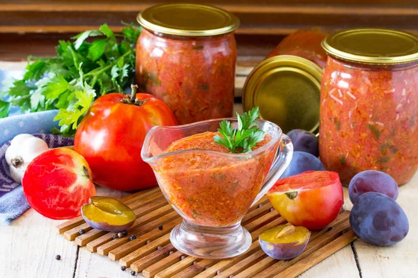 Hausgemachte Konserven. Tomatenpflaumensoße mit Gemüse auf dem Ki — Stockfoto