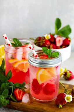 Taze srtawberries, limon ve buz hafif bir taş ile Limonata