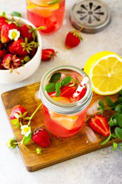 Taze srtawberries, limon ve buz hafif bir taş ile Limonata